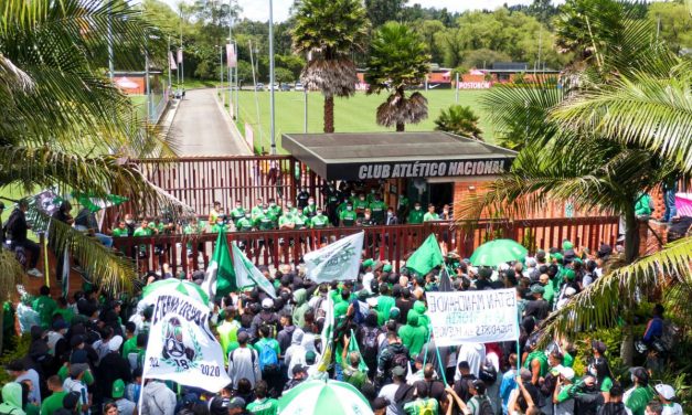 Máxima tensión: Barra brava de Atlético Nacional fue a ‘apretar’ a jugadores, en la previa del choque ante la U. Católica [VIDEO]