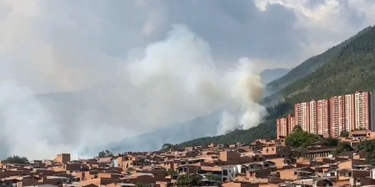 ¡Urgente! Incendio en el Cerro Quitasol de Bello, continua sin ser controlado