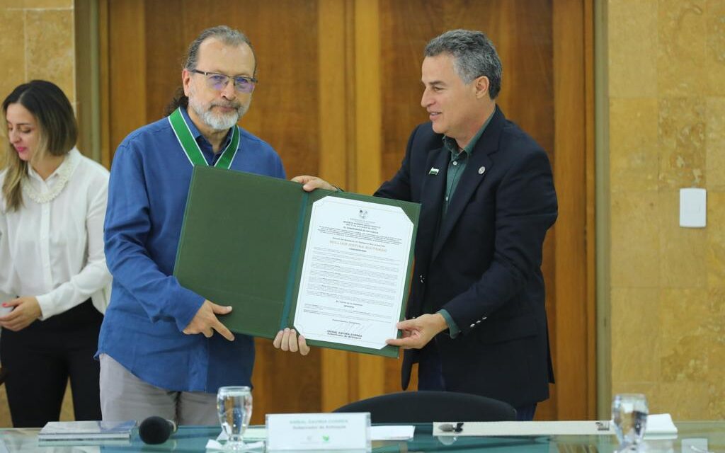 Letras doradas: William Ospina recibió Escudo de Antioquia