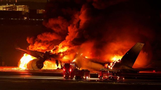 Choque de dos aviones en Japón dejan cinco muertos