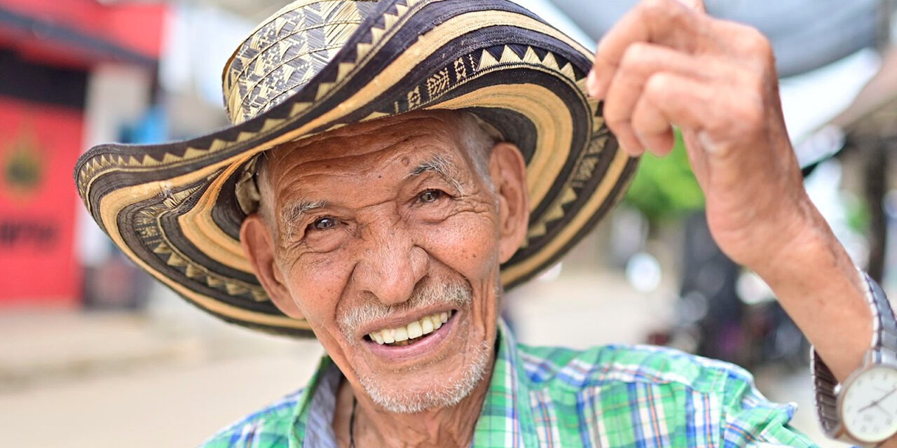 Aumenta transferencia monetaria a adultos mayores de 80 años