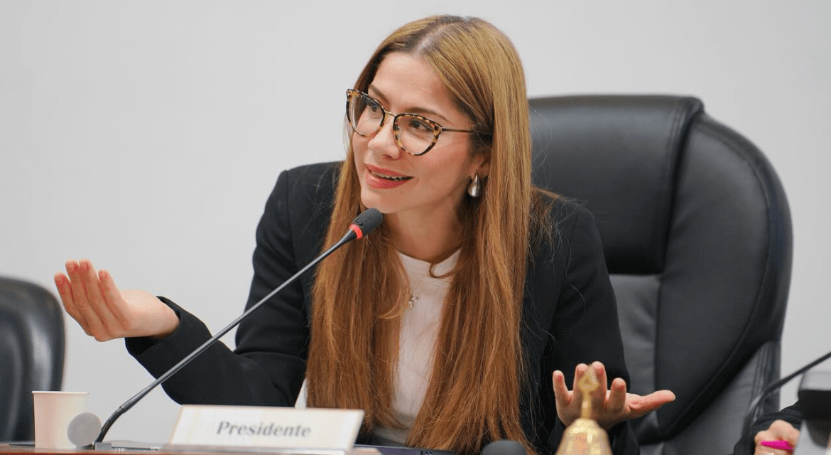 Cathy Juvinao cuestiona a Ministra Aurora Vergara