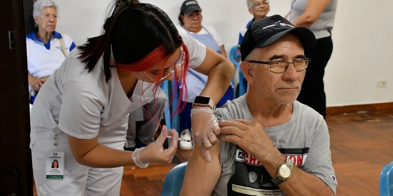 Alcaldía de Itagüí vacuna 900 adultos mayores contra la Influenza