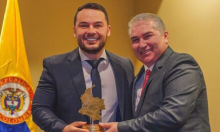 Alder Cruz recibe premio de Alcalde Solidario e Incluyente 2024