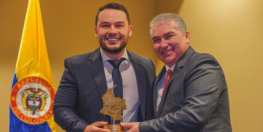 Alder Cruz recibe premio de Alcalde Solidario e Incluyente 2024