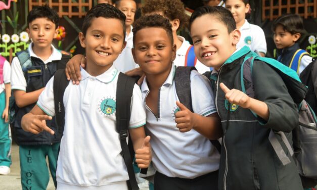 Más de 290.000 estudiantes regresan a clases en Medellín