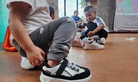 Fundación internacional llega para donar tenis a niños de Medellín