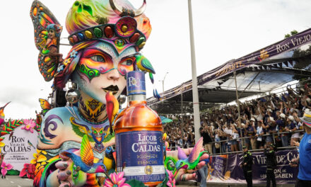 Con imponente carroza, Ron Viejo de Caldas cerró Feria de Flores