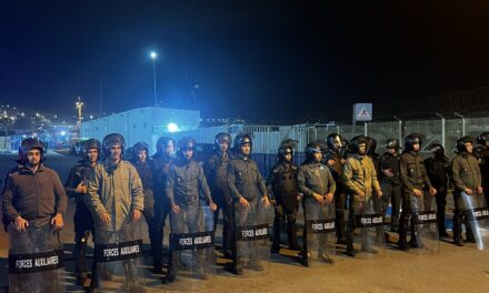 Más de 200 personas intentan saltar la valla fronteriza de Ceuta