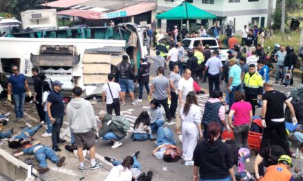 Accidente en Cundinamarca causa cinco muertos: Bus universitario se vuelca en la vía