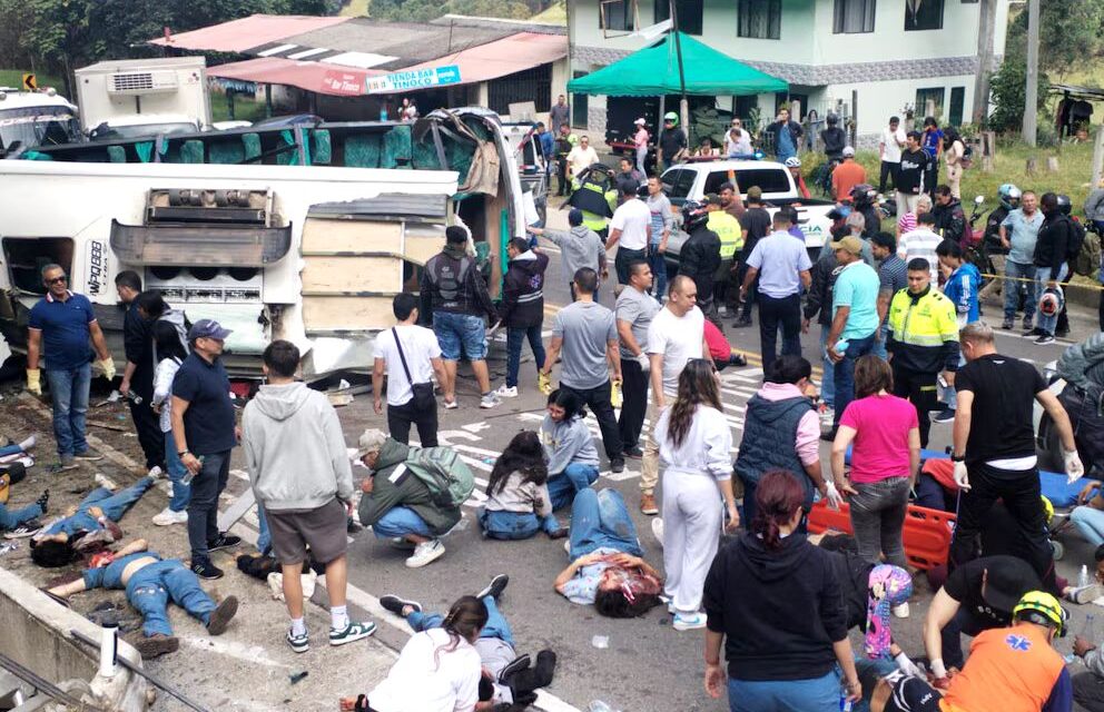 Accidente en Cundinamarca causa cinco muertos: Bus universitario se vuelca en la vía