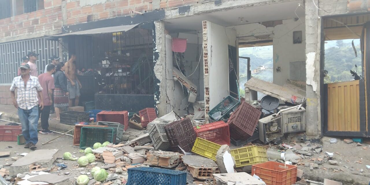 Fuerte explosión en San Cristóbal, Medellín, deja dos heridos y varias viviendas afectadas