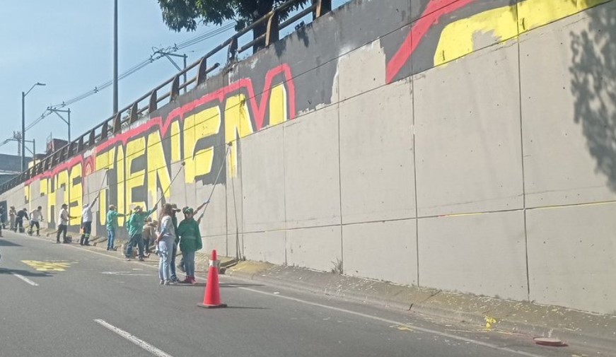 ¿Guerra de pintura en Medellín? borran mural en homenaje a víctimas de La Escombrera