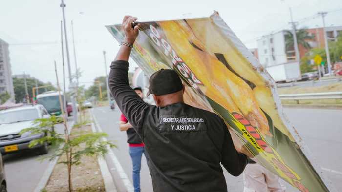 Barrida contra la publicidad irregular en Cali