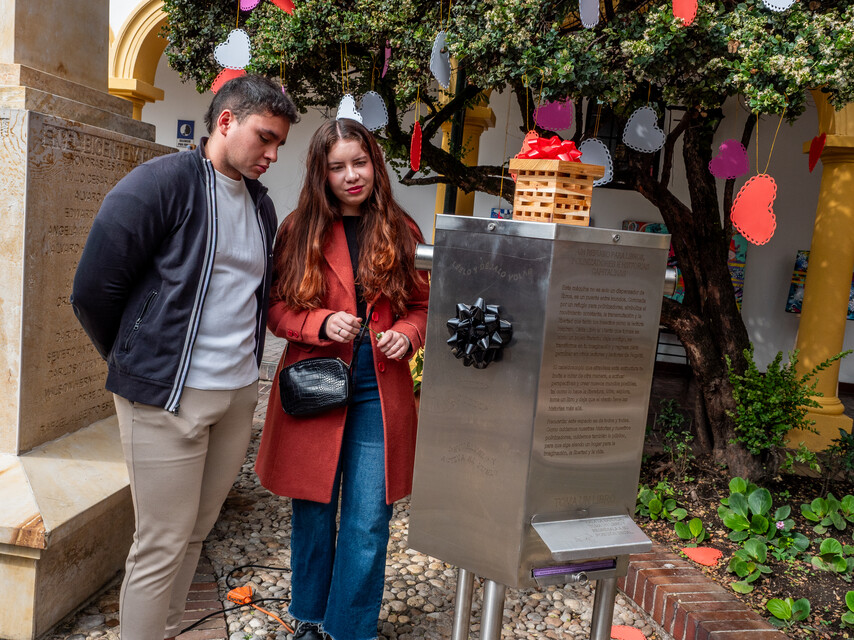 En Bogotá instalan máquinas dispensadoras de libros gratis