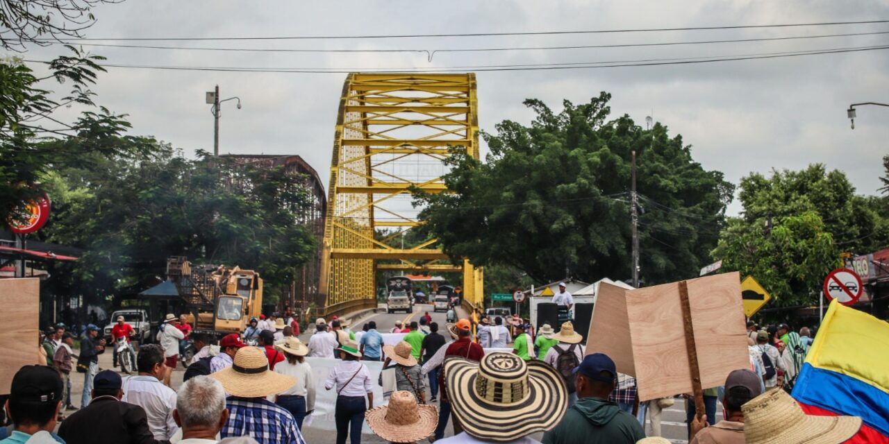 Paro arrocero continúa con bloqueos: campesinos exigen respuestas del Gobierno